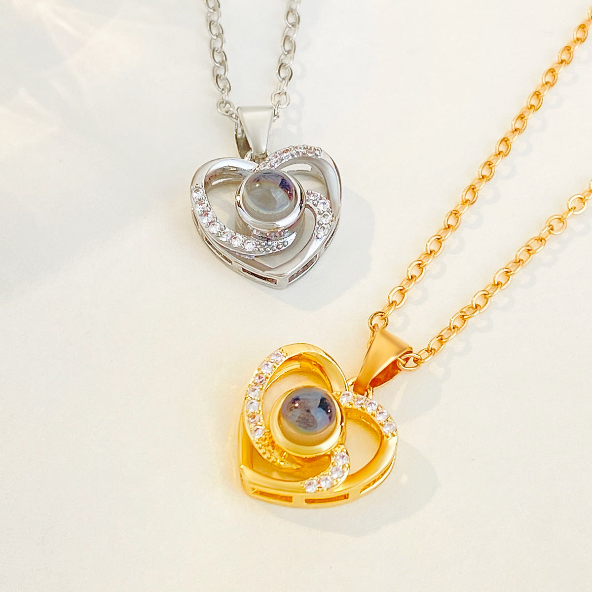 Diamond studded heart-shaped projection necklace in 100 languages. I love you, heart-shaped pendant, couple necklace